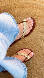 Sandalia monedas camel - Imagen 2